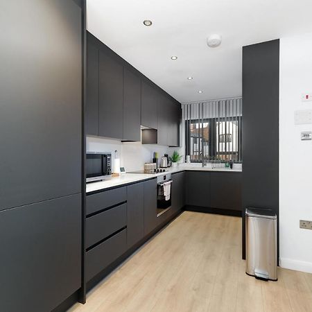 Modern 4 Bedroom House With Parking In Farnham Royal, Slough By 360Stays Zewnętrze zdjęcie