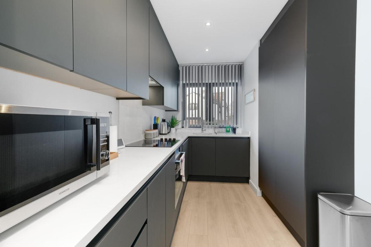 Modern 4 Bedroom House With Parking In Farnham Royal, Slough By 360Stays Zewnętrze zdjęcie