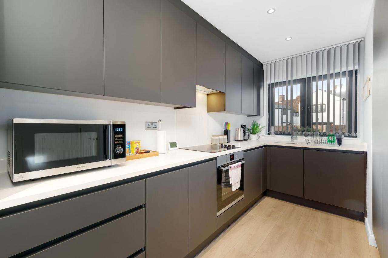 Modern 4 Bedroom House With Parking In Farnham Royal, Slough By 360Stays Zewnętrze zdjęcie