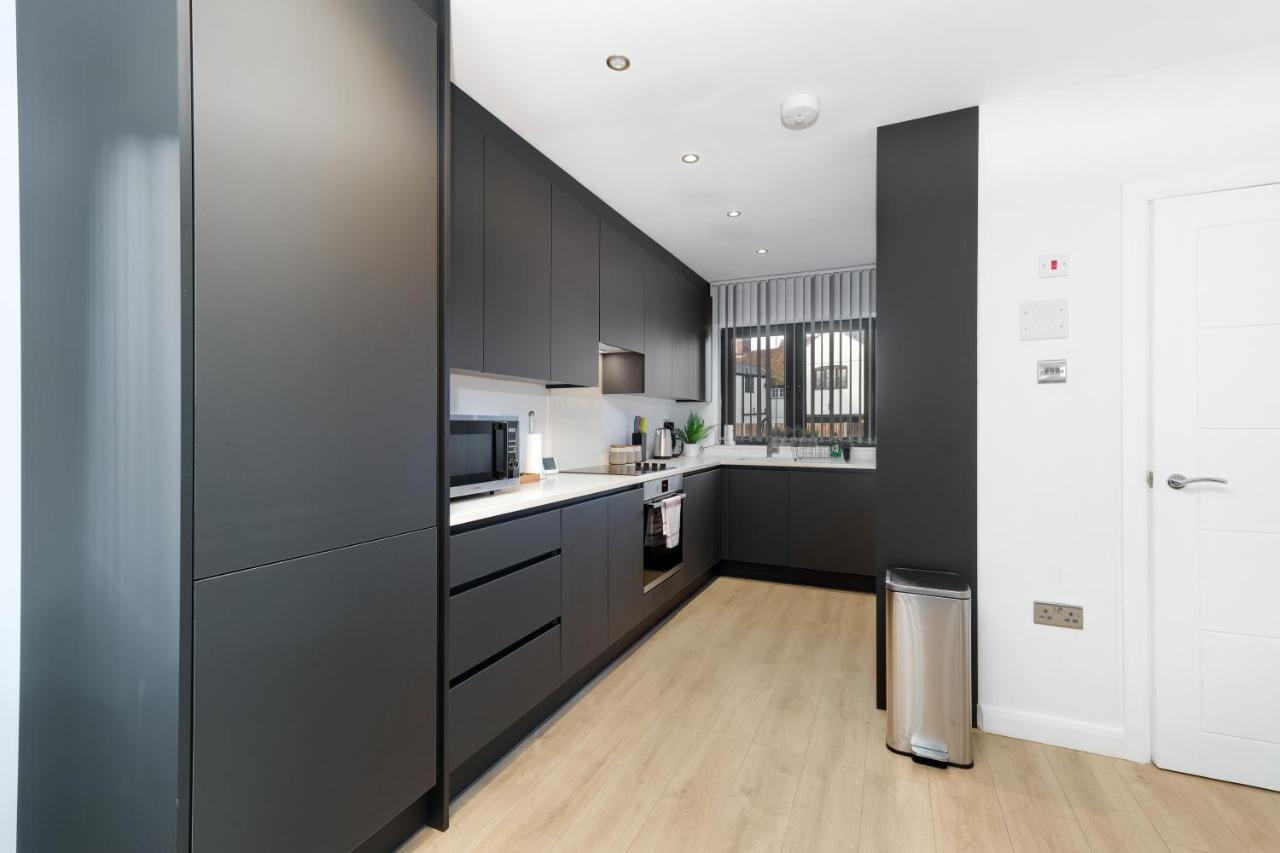 Modern 4 Bedroom House With Parking In Farnham Royal, Slough By 360Stays Zewnętrze zdjęcie