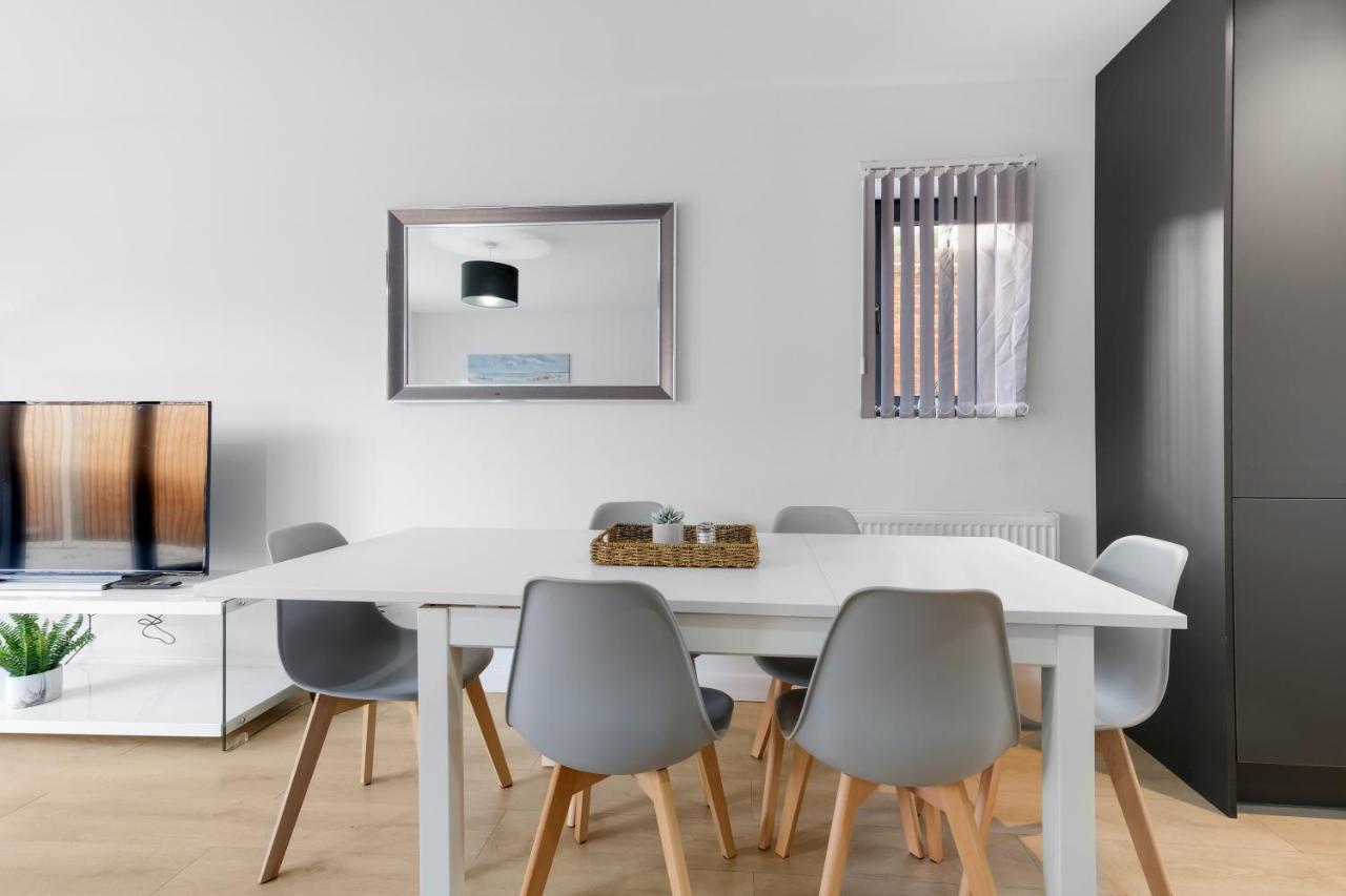 Modern 4 Bedroom House With Parking In Farnham Royal, Slough By 360Stays Zewnętrze zdjęcie