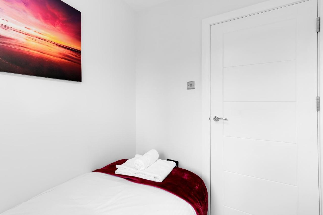 Modern 4 Bedroom House With Parking In Farnham Royal, Slough By 360Stays Zewnętrze zdjęcie