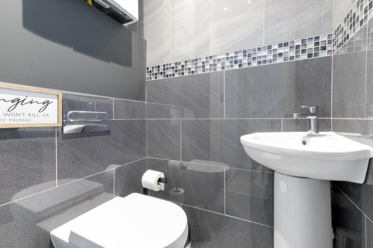 Modern 4 Bedroom House With Parking In Farnham Royal, Slough By 360Stays Zewnętrze zdjęcie