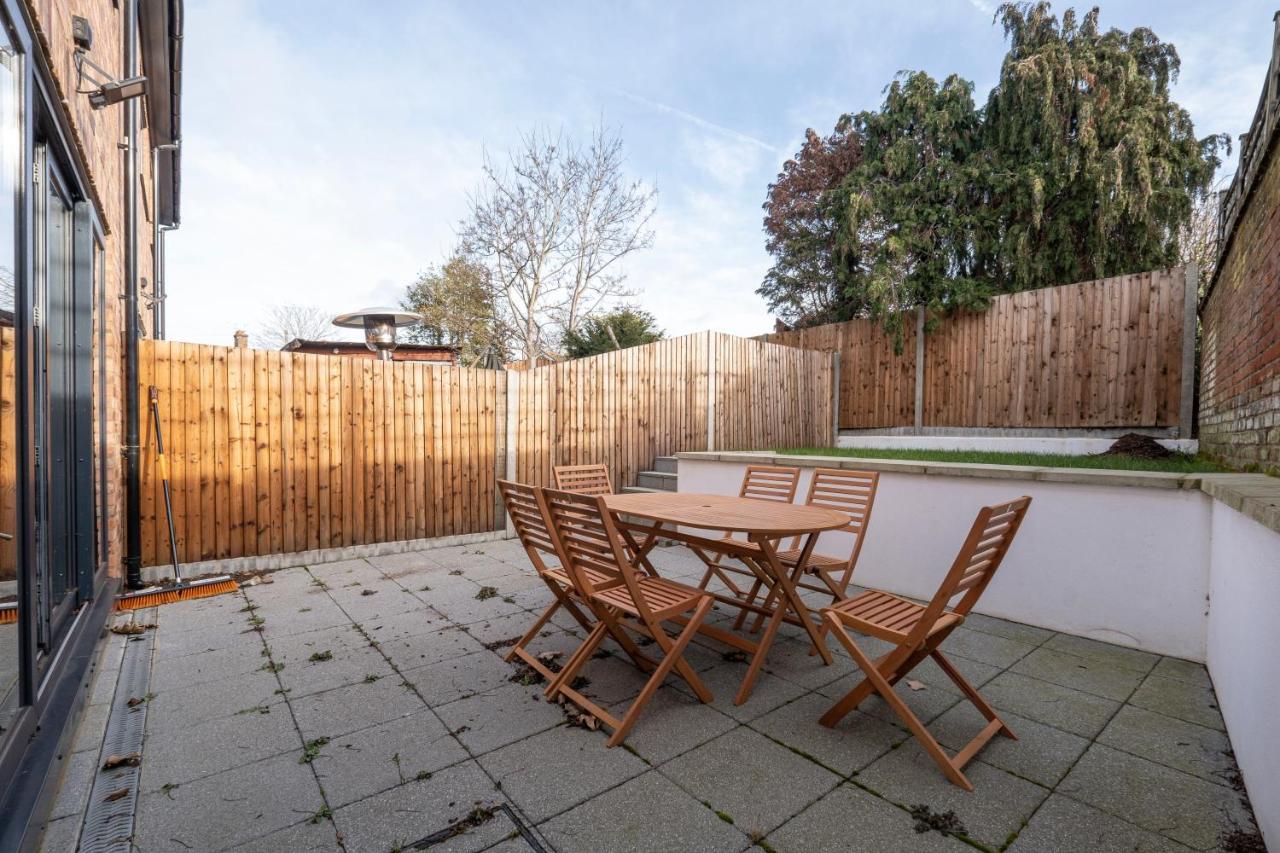 Modern 4 Bedroom House With Parking In Farnham Royal, Slough By 360Stays Zewnętrze zdjęcie
