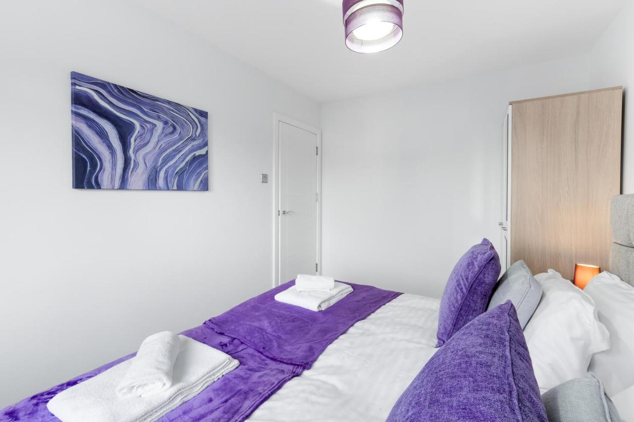 Modern 4 Bedroom House With Parking In Farnham Royal, Slough By 360Stays Zewnętrze zdjęcie