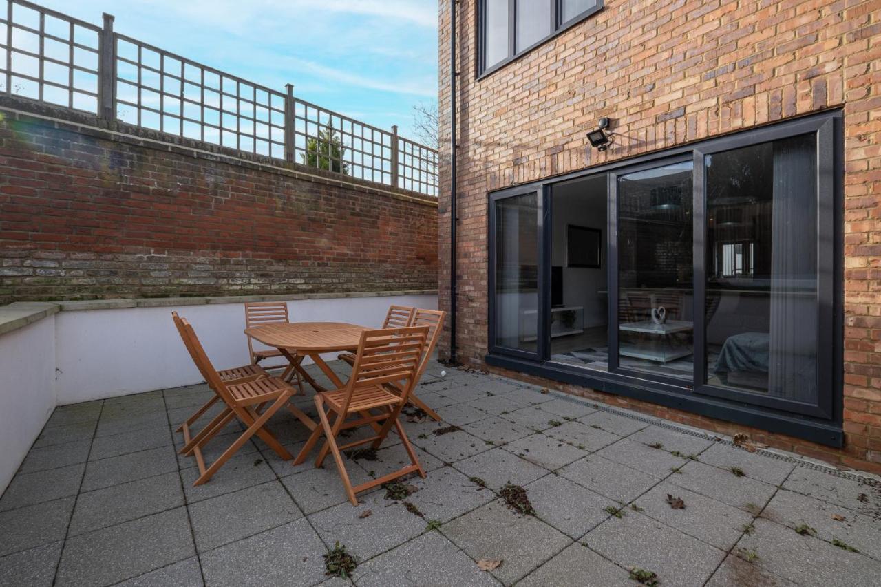 Modern 4 Bedroom House With Parking In Farnham Royal, Slough By 360Stays Zewnętrze zdjęcie