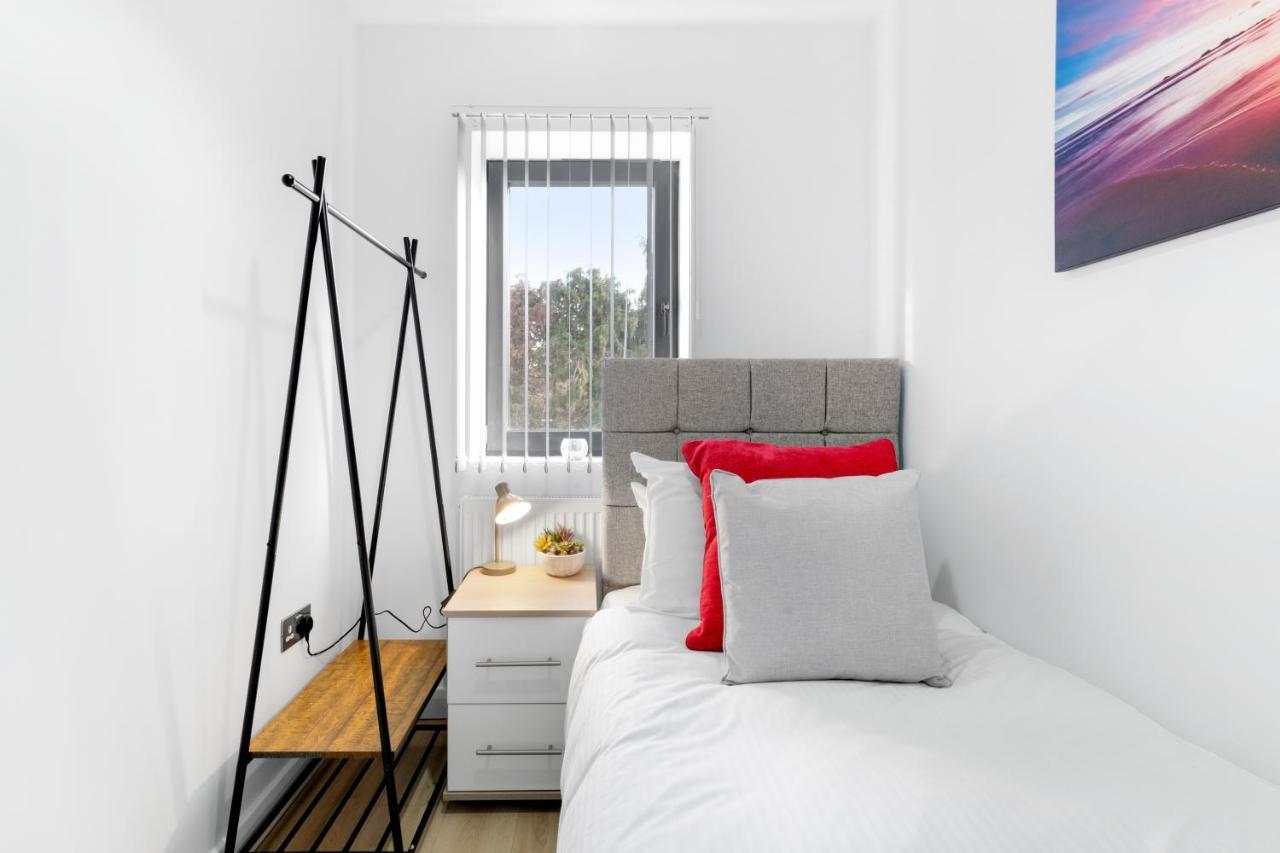 Modern 4 Bedroom House With Parking In Farnham Royal, Slough By 360Stays Zewnętrze zdjęcie