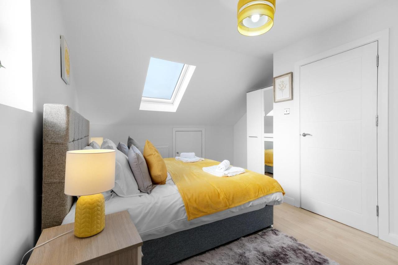 Modern 4 Bedroom House With Parking In Farnham Royal, Slough By 360Stays Zewnętrze zdjęcie