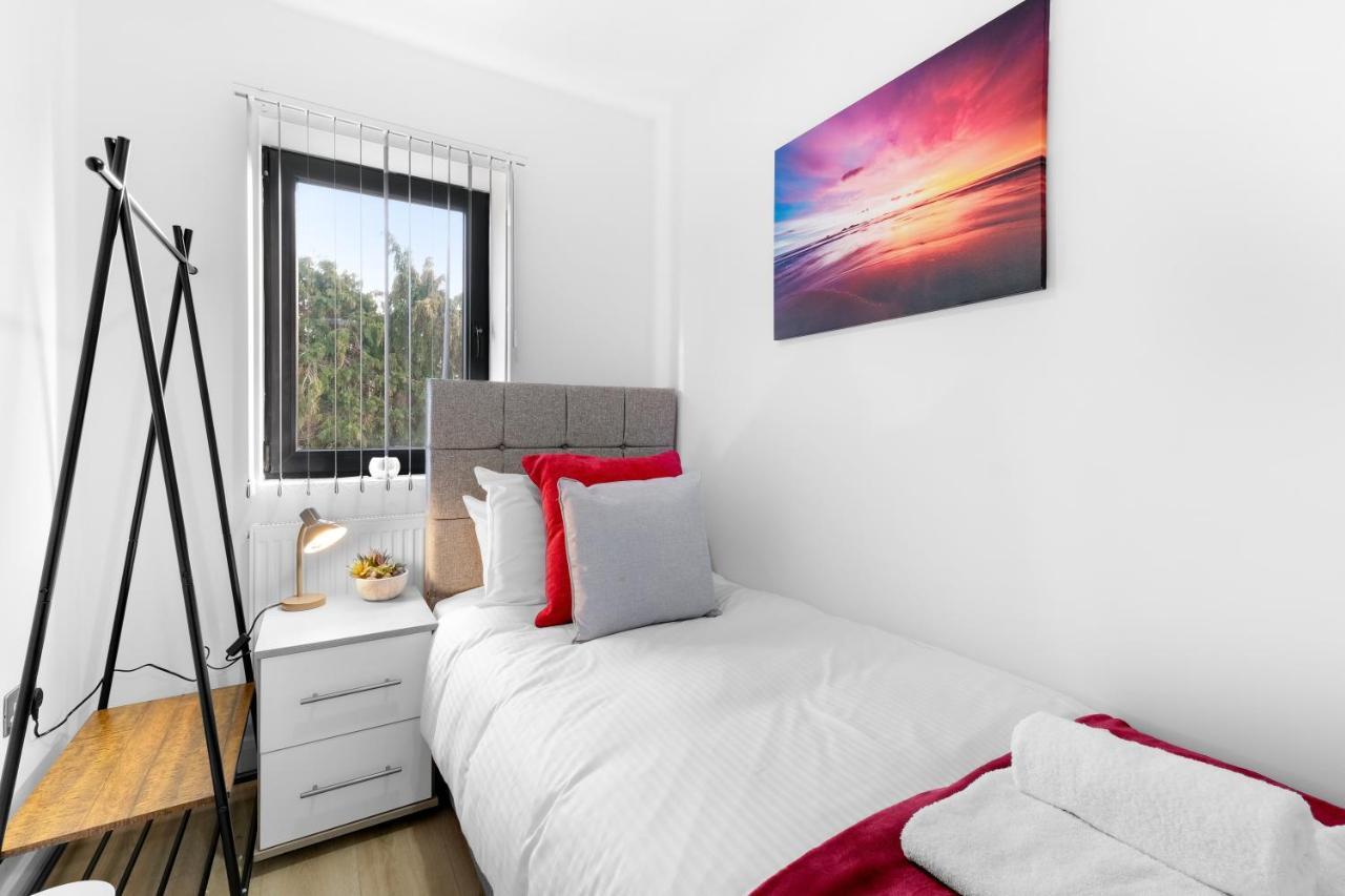 Modern 4 Bedroom House With Parking In Farnham Royal, Slough By 360Stays Zewnętrze zdjęcie
