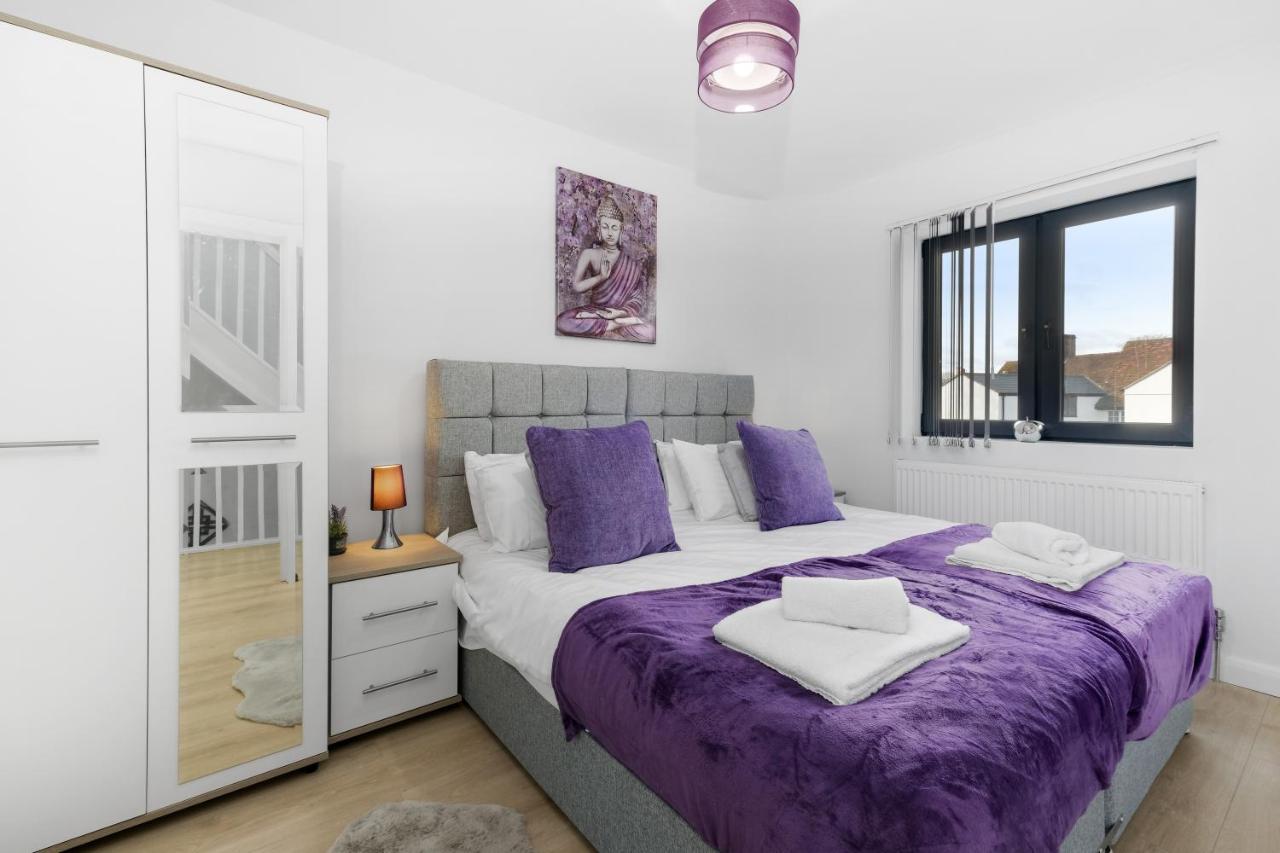 Modern 4 Bedroom House With Parking In Farnham Royal, Slough By 360Stays Zewnętrze zdjęcie