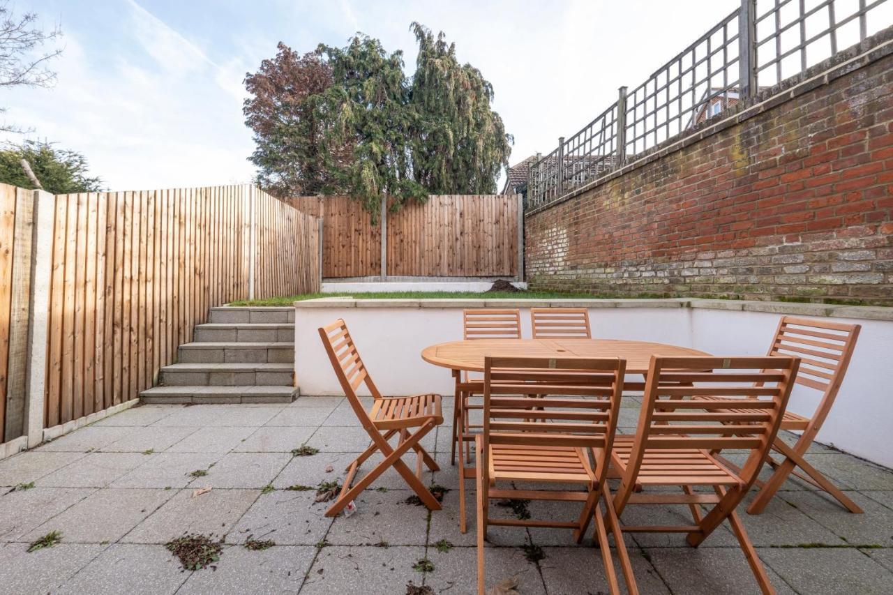 Modern 4 Bedroom House With Parking In Farnham Royal, Slough By 360Stays Zewnętrze zdjęcie