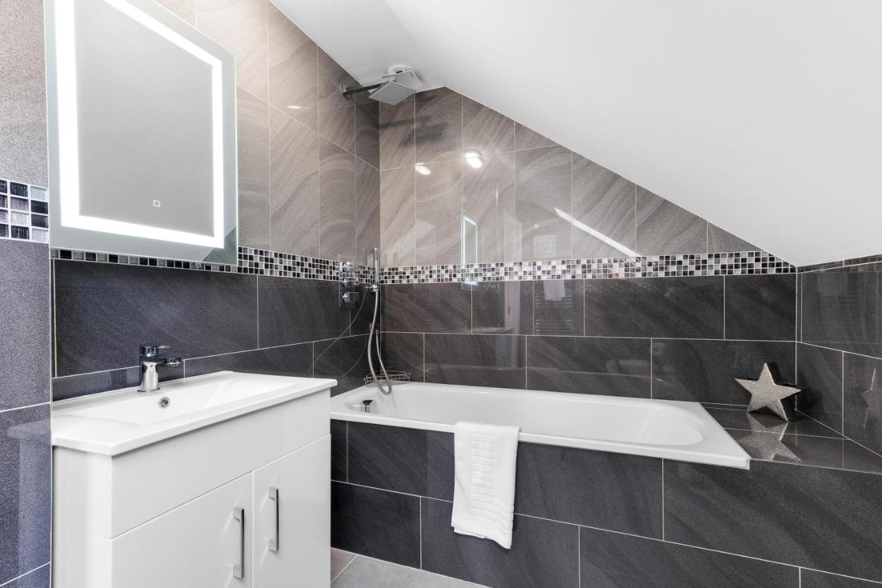 Modern 4 Bedroom House With Parking In Farnham Royal, Slough By 360Stays Zewnętrze zdjęcie