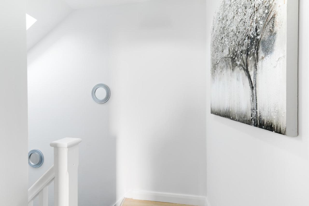 Modern 4 Bedroom House With Parking In Farnham Royal, Slough By 360Stays Zewnętrze zdjęcie