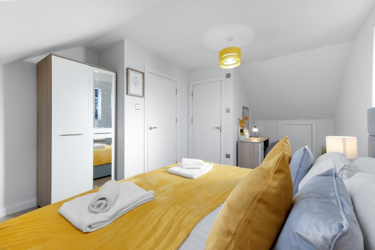Modern 4 Bedroom House With Parking In Farnham Royal, Slough By 360Stays Zewnętrze zdjęcie