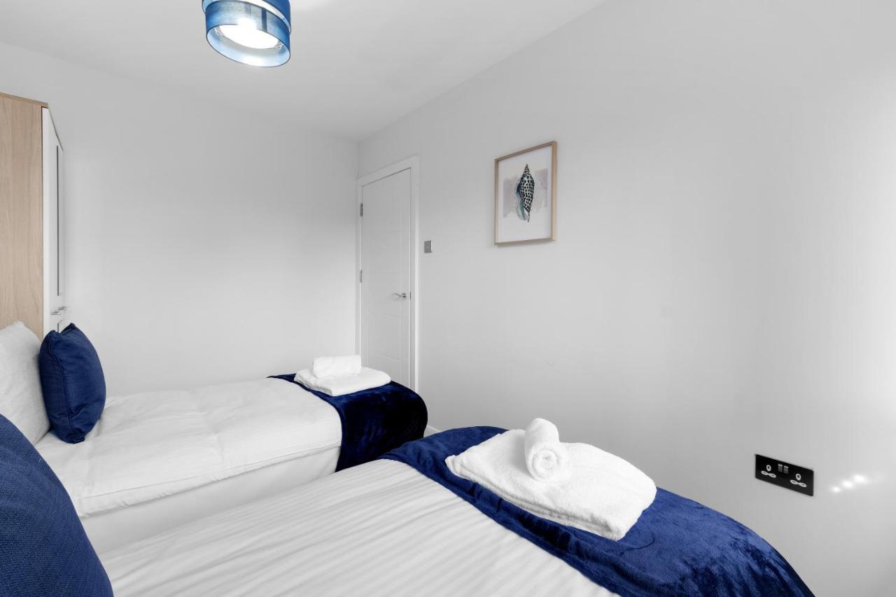 Modern 4 Bedroom House With Parking In Farnham Royal, Slough By 360Stays Zewnętrze zdjęcie