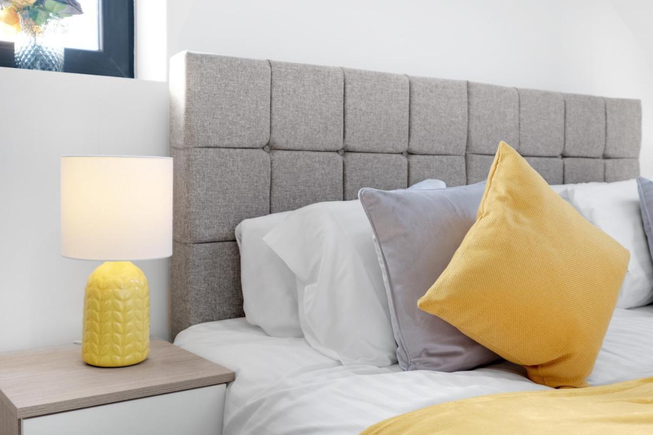 Modern 4 Bedroom House With Parking In Farnham Royal, Slough By 360Stays Zewnętrze zdjęcie