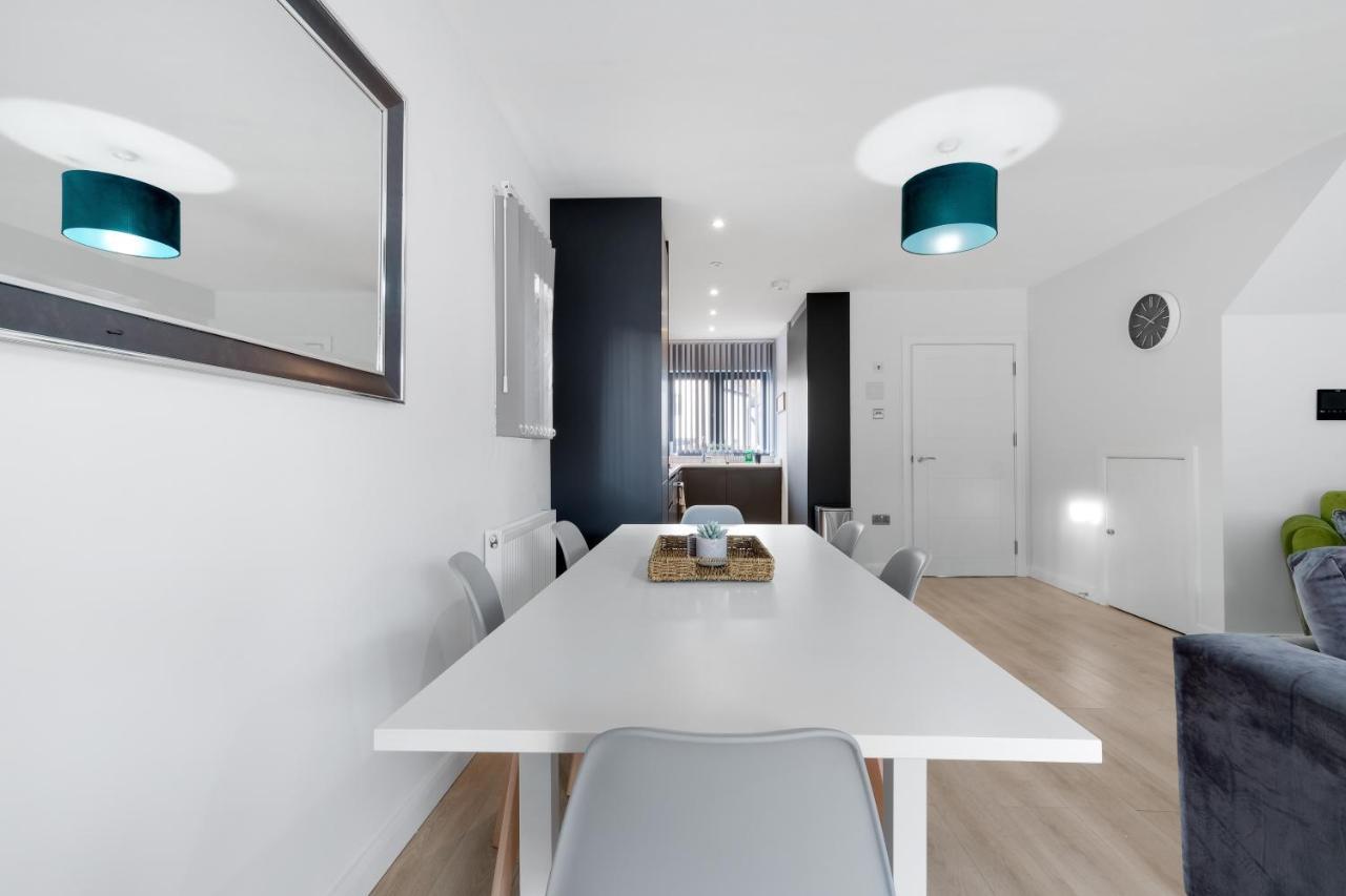 Modern 4 Bedroom House With Parking In Farnham Royal, Slough By 360Stays Zewnętrze zdjęcie