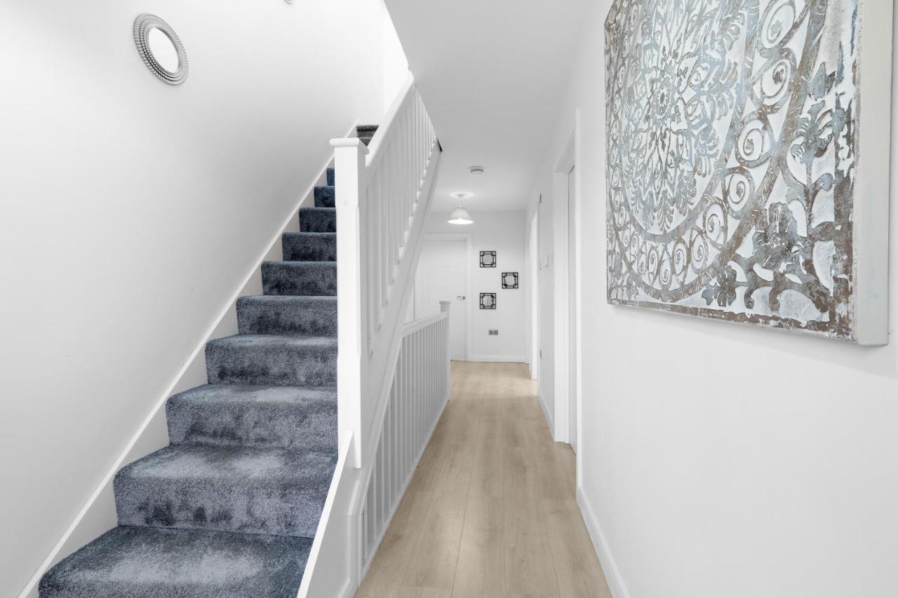 Modern 4 Bedroom House With Parking In Farnham Royal, Slough By 360Stays Zewnętrze zdjęcie