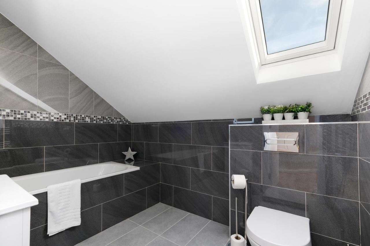 Modern 4 Bedroom House With Parking In Farnham Royal, Slough By 360Stays Zewnętrze zdjęcie